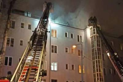 Пожарные сбили открытое горение на крыше дома на Пятницкой улице