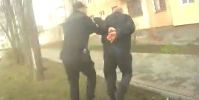 В Сумах на улице Марка Вовчка неизвестный с ножом напал на охранника из-за замечания о маске, досталось и продавцу, видео - ТЕЛЕГРАФ