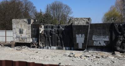 Во Львове начали демонтаж барельефа советским солдатам на Монументе славы (фото, видео)