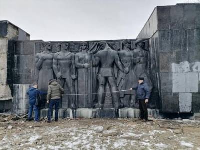 Война с памятниками продолжается: Во Львове демонтируют советский Монумент Славы