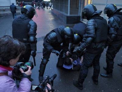 Били шокером, швыряли головой об стену, пинали ногами: как в Москве и Питере разгоняли протестующих