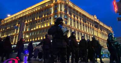 В России во время митингов задержали более тысячи человек