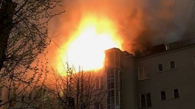 Видео: крыша жилого дома вспыхнула и рухнула в квартиру в центре Москвы