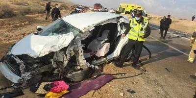 Жуткая авария на шоссе Арава: двое оказались в ловушке под колесами грузовика