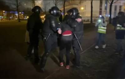 Избиения и электрошокеры: на акциях за Навального задержаны 1500 человек
