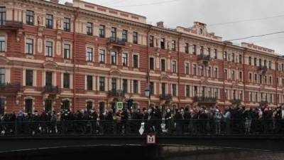 Обмотанный скотчем сторонник Навального пришел на митинг в Москве