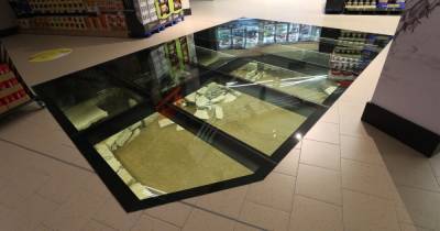 Супермаркет-музей: в Дублине под стеклянным полом магазина покупатели могут увидеть остатки тысячелетнего дома викингов