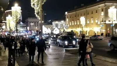 Обмотанный скотчем фрик появился на незаконной акции в Москве