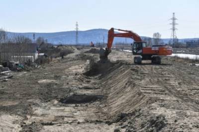 В Комсомольске-на-Амуре круглосуточно строят дамбу