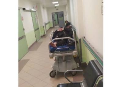 В Петербурге Росгвардеец подвернул ногу на акции протеста — его отвезли в больницу
