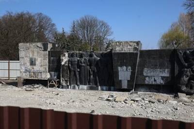 Андрей Москаленко - На Украине начали демонтировать Монумент славы Советской армии - lenta.ru - Львов
