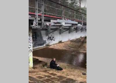 Велосипедист в Санкт-Петербурге был сбит с моста электричкой в реку и выжил