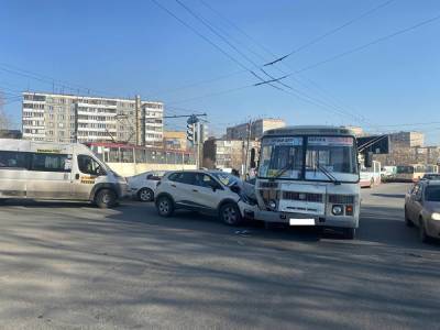 В Челябинске легковушка въехала в маршрутку, пострадал ребенок