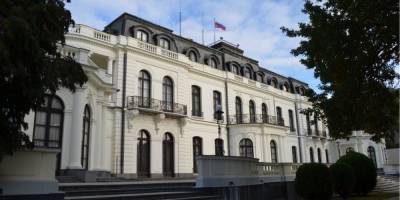В Чехии предлагают оставить одного российского дипломата в стране