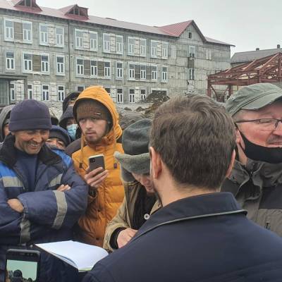 Строителей в Северо-Курильске решили замучить голодом за отказ от работы