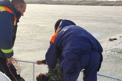 На Ириклинском водохранилище спасли рыбака, который провалился под лед