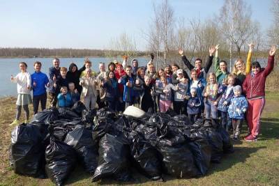 Вывезли 16 кубов отходов. В Смоленске активисты очистили от мусора берег водоема