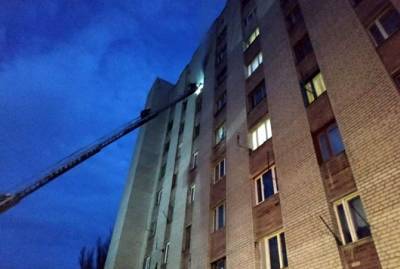 В Павлограде жильцы горящего общежития оказались заблокированными в коридоре