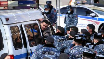 В Ереване пострадали люди при взрыве автомобиля