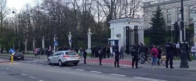В Варшаве возле посольства РФ прошла антироссийская акция