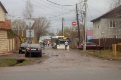 В Ярославле рейсовый автобус застрял в яме вместе с пассажирами