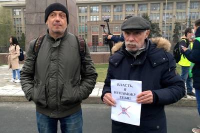 Саратовцы пришли на несанкционированный митинг Навального, чтобы выразить недоверие власти, сделать селфи и выгулять собачек