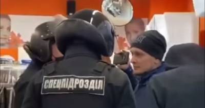 В Харькове полицейский спецназ вытолкал покупателя без маски из магазина (видео)