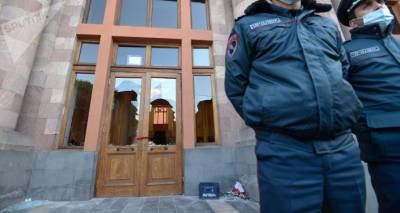Несколько активистов приковали себя к воротам у здания кабмина Армении, их задержали