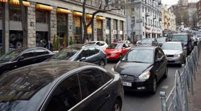 Движение на главных улицах и мостах Киева парализовано