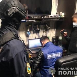 Запорожская киберполиция задержала двух парней, которые воровали деньги с помощью фишинговых ресурсов. Видео