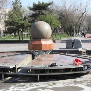 На Маяковского готовят к запуску запорожский фонтан «Жизнь». Фото