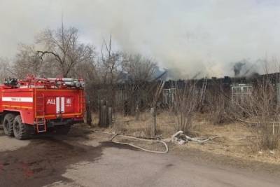 Пожарные в Чите эвакуировали 6 человек из горящего дома