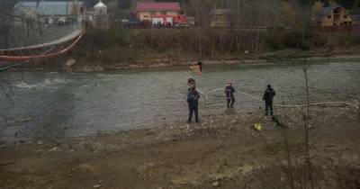 На Прикарпатье водитель трактора едва не утонул посреди реки (ФОТО)