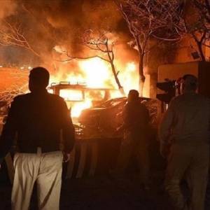 На стоянке отеля в Пакистане произошел взрыв: есть погибшие и раненые. Фото