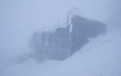 Все в снегу, видимость плохая: в Карпатах не отступает зима