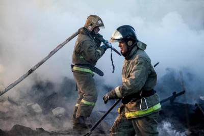 В Таганроге рабочий едва не погиб во время пожара в вагончике