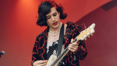 Музыкант Эзра Фурман сделал каминг-аут как трансгендерная женщина