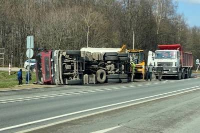 22 апреля на Калужском шоссе опрокинулся грузовик