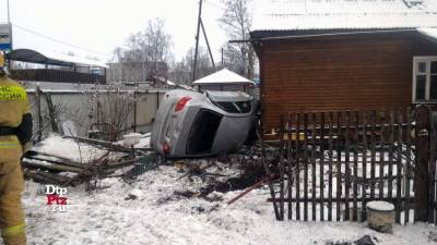 В Петрозаводске легковой автомобиль опрокинулся на дом