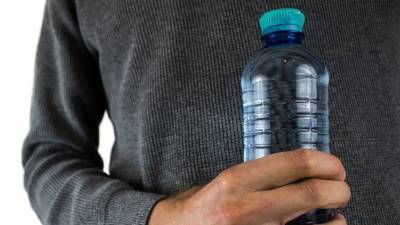 Диетолог объяснил, почему нельзя пить воду перед сном