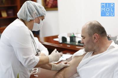 Сажид Сажидов прошел первый этап вакцинации против COVID-19