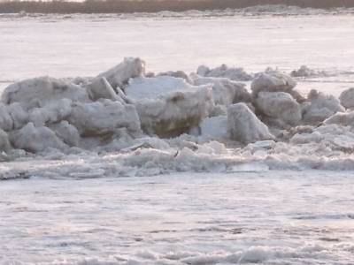 В Хабаровске лед от вскрывающегося Амура проломил ограждение на набережной (видео)