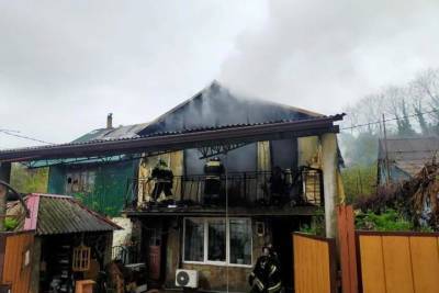 Утром в Сочи загорелся двухэтажный дом
