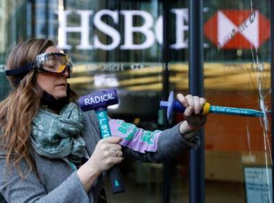 В Лондоне защитники природы учинили погром, разбив окна банка HSBC