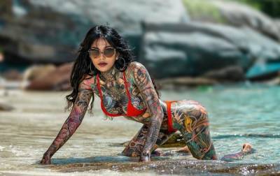 Жительница Таиланда покрыла татуировками 98% тела