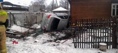 В Петрозаводске ночью автомобиль влетел в жилой дом (ФОТО и ВИДЕО)