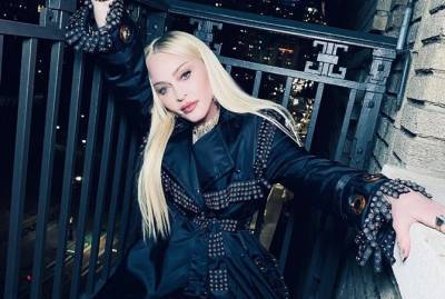 Мадонна в полупрозрачном боди устроила откровенную фотосессию на балконе