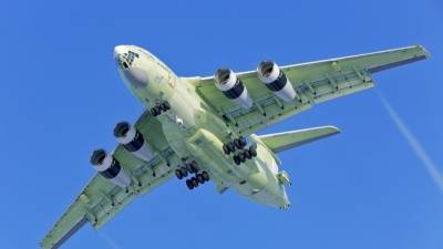Самолет Ил-78 готовится к аварийной посадке в подмосковном Жуковском