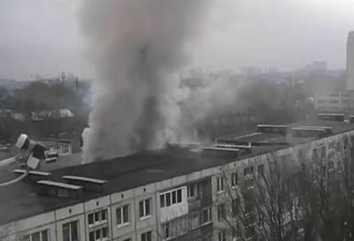 На Софийской улице в Петербурге горят балконы жилого дома