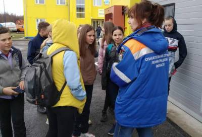 Спасатели провели день открытых дверей для учеников Новоладожской школы